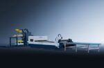 The דגם 15015C is a large industrial sheet metal cutting machine with a conveyor system, a metal roll feeder on the left, and a flat output table on the right, set against a gradient blue background.