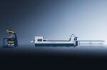The דגם 15015C is a large industrial metal-cutting machine featuring a left-side metal roll, central automated cutter, and right-side conveyor table, all set against a gradient blue background.