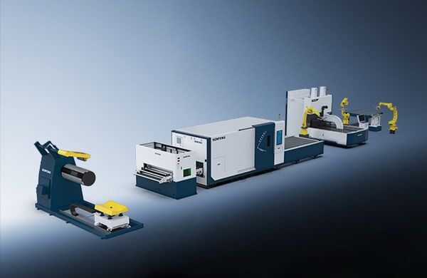 The קו עיבוד industrial setup features blue and white machines, robotic arms, and a sheet metal processing unit arranged in a row on a gradient gray background.